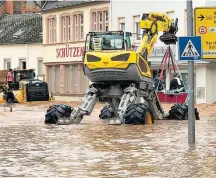  ?? ERNST METTLACH/AFP ?? Ajuda. Barco de resgate precisou ser ‘guinchado’ em Trier