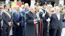  ??  ?? Saluto Il discorso del vescovo Francesco Beschi in pizza Vittorio Veneto. A destra, le spoglie del Papa all’interno del carcere di via Gleno