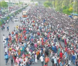  ?? RAJ K RAJ/HT FILE ?? Migrant workers at New Delhi’s Anand Vihar Bus Terminus near the city’s border with Uttar Pradesh on n
March 28, day 4 of the nationwide lockdown.