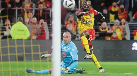  ?? | PHOTO : PHOTOPQR/VOIX DU NORD/MAXPPP ?? Après un bon début de match, le Sco et Paul Bernardoni s’inclinent face à Seko Fofana (1-0, 26’).