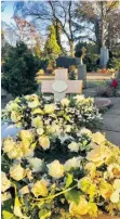  ?? FOTO: NAU ?? Weiße Rosen zum Abschied: das Grab der 65-Jährigen.
