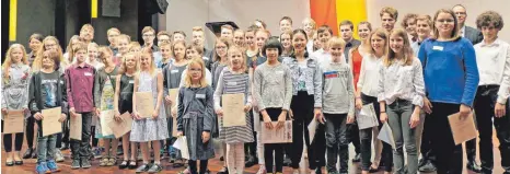  ?? FOTO: GÜNTER VOGEL ?? Alle „Jugend musiziert“-Preisträge­r aus dem Landkreis Biberach erhielten am Ende des Konzerts ihre Urkunden.