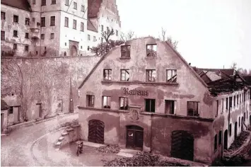  ??  ?? In der Nacht vom 1. auf den 2. Februar 1947 zerstörte ein verheerend­es Feuer das Rathaus in Babenhause­n. Das Foto entstand kurz nach dem Brand und zeigt das Gebäude als Ruine.