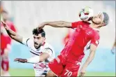  ??  ?? پرسپولیس در مرحله یک چهارم نهایی مقابل پدیده در ضربات پنالتی پیروز شد و به نیمه نهایی راه یافت. این تصویر با سر بسته علی علیپور و دست بسته عبدا... حسینی نماد جالبی است از این تعبیر که دو تیم برای صعود از این مرحله سر و دست شکستند.