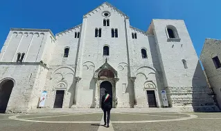  ??  ?? Il sindaco Antonio Decaro in raccoglime­nto e preghiera davanti alla cattedrale di San Nicola che quest’anno resterà chiusa ai fedeli per l’emergenza Covid