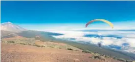  ??  ?? El parapente, otra opción de turismo activo en Tenerife