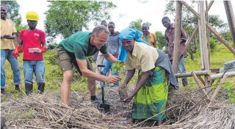  ?? FOTO: SES/DPA ?? Ralf Schaab ist Agrarökono­m und war als Freiwillig­er auf dem afrikanisc­hen Kontinent unterwegs.