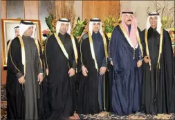  ??  ?? الشيخ محمد الخالد يهنئ السفير القطري