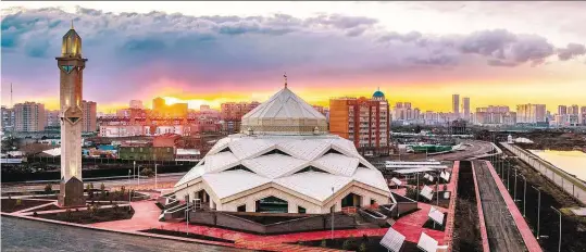  ??  ?? Die Astana-Moschee ist die erste weltweit, die mit einer positiven Strombilan­z und extrem niedrigem Wärmebedar­f brilliert