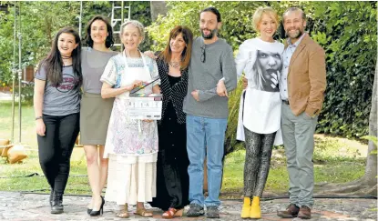  ??  ?? El elenco graba sus escenas al sur de la Ciudad de México.