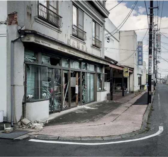  ??  ?? Une ancienne rue commerçant­e dans le village de Tomioka, à 10 kilomètres de Fukushima. C’est l’un des quatre villages rouverts le 1er avril 2017.