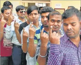  ?? SAMEER SEHGAL/HT ?? ■ Visually impaired voters at a polling booth in Amritsar on Sunday.