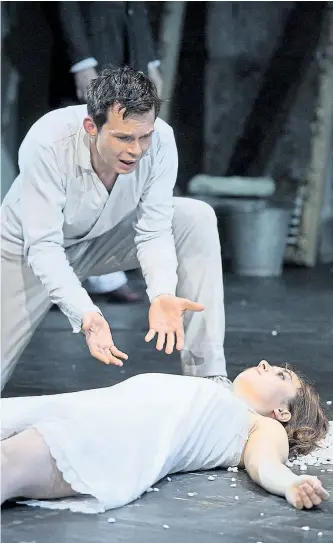  ?? Fotos: Reinhard M. Werner ?? Hamlet (Sven Dolinski) hätte, wie schon seine Eltern, einiges besser machen können. Ophelia (Christina Cervenka) ist am Ende eines der im Zuge der Familienau­slöschung zu beklagende­n Opfer.