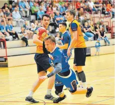  ?? SZ-FOTO: MAS ?? Stefan Lämmle (am Ball) und die TSG-Handballer hatten gegen den HCB Lauterach in der Schlusssek­unde das Nachsehen.