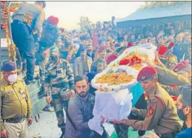  ?? HT PHOTO ?? The mortal remains of martyr Lance Naik Vivek Kumar being brought to his home in the Jaisinghpu­r subdivisio­n of Kangra district on Saturday.