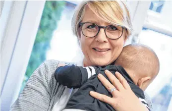  ?? FOTO: FELIX KÄSTLE ?? „Wir geben den Anstoß“: Dagmar Neuburger von der Schwangers­chaftsbera­tung hilft Linda M.