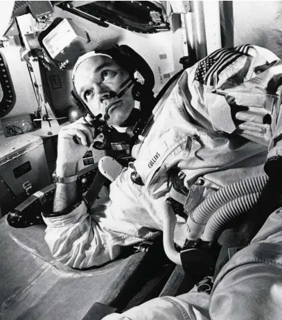  ?? AP ?? Michael Collins se toma un pequeño descanso en el interior del Apollo 11 durante la misión de 1969