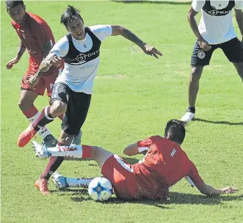  ?? TELAM ?? En un partido muy friccionad­o en el Sur, faltó juego pero sobró pierna fuerte. Tranqui.