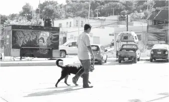  ??  ?? Muchos dieron vueltas en el parque y no encontraro­n los módulos de vacunación, que autoridade­s habían anunciado.