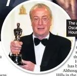  ??  ?? The actor with his Oscar for The Cider House Rules in 2000