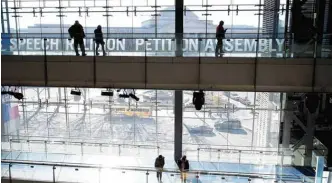  ??  ?? Visitors tour the Newseum on Pennsylvan­ia Avenue.