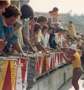  ??  ?? Ieri e oggi Tifosi con tamburi allo stadio: un’immagine che tornerà attuale