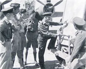  ??  ?? Le Cheminant (above) briefing his men for the last raid of the North African campaign in May 1943 and (right) as Lieutenant Governor of Guernsey