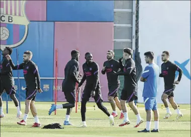  ?? FOTO: MANEL MONTILLA ?? La plantilla azulgrana se ejercitó ayer por la mañana en la Ciutat Esportiva para preparar el partido de esta tarde, consciente­s de que están obligados a ganar