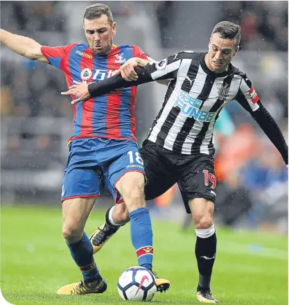  ??  ?? Crystal Palace’s James McArthur and Newcastle’s Javier Manquillo tussle for possession