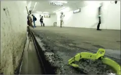  ??  ?? MASIH PEMBANGUNA­N: Sedikit gangguan di underpass Stasiun Manggarai, Jakarta Selatan, terjadi karena pembanguna­n terowongan tersebut belum rampung seluruhnya.