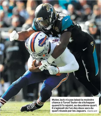  ?? PHOTO AFP ?? Myles Jack n’a pas laissé la moindre chance à Tyrod Taylor de s’échapper quand il l’a rejoint, au deuxième quart. Il s’agissait de l’un des deux sacs du quart réussis par les Jaguars.