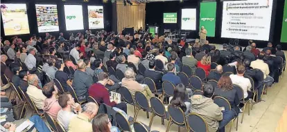  ?? (RAIMUNDO VIÑUELAS) ?? Ganaderos. El futuro del negocio, eje del encuentro realizado ayer, en el Dinosaurio Mall.