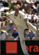  ?? TONY LEWIS/ALLSPORT ?? TEST: Claude Henderson bowling for South Africa against Australia in Adelaide in December 2001