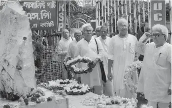  ?? — PTI ?? West Bengal state chief of the Communist Party of India Biman Bose ( right) amd other leaders pay tribute to the martyrs of food movement during its 55th anniversar­y in Kolkata on Sunday.