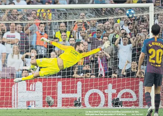  ?? FOTO: PERE PUNTÍ ?? Leo Messi abrió la lata con este maravillos­o lanzamient­o de falta. Nada pudo hacer Zoet para evitar el 1-0 del Barça