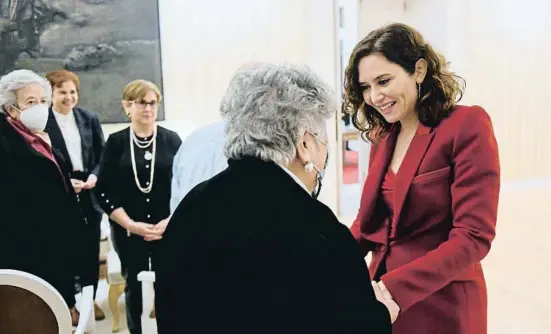  ?? Barcaclo S/cchaz / EP ?? La presidenta de Madrid, Isabel Díaz Ayuso, recibe la medalla de la Beata María Ana de Jesús, en la Real Casa de Correos