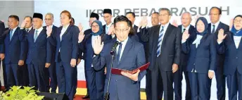  ?? — Photo by Roystein Emmor ?? Councillor­s take their oath at the swearing-in ceremony at Hikmah Exchange building.