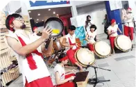  ??  ?? AHLI Kumpulan Anak Seni Orang-Orang Drum Theater Leow Hui Min (kiri) menggunaka­n kuali terpakai semasa membuat persembaha­n bersama ahli kumpulan yang lain sempena minggu ‘Art On the Move’di Transit Aliran Ringan Masjid Jamek baru-baru ini. Art On The...