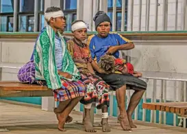  ?? (AFP) ?? Injured villagers are seen at a hospital in Lae after being evacuated by helicopter from Wauko Village following a 7.6-magnitude quake which struck off Papua New Guinea’s coast, on Sunday