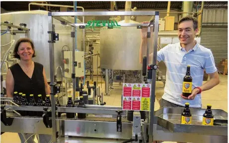  ??  ?? Ludivine et Sébastien réalisent toutes les étapes de la fabricatio­n de leur bière de Meaux dans la brasserie de la zone industriel­le.