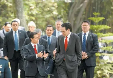  ??  ?? El presidente Enrique Peña Nieto y el CEO de AT&T, Randall Stephenson.