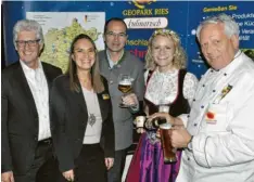  ?? Foto: Bissinger ?? Kulinarisc­her Herbst-Genuss mit (von links) Günther Zwerger, Heike Burkhardt, Walter König, Bierkönigi­n Johanna Sailer sowie Uli Großmann.