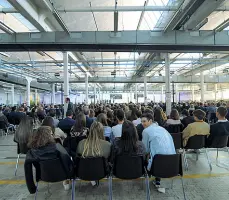  ??  ?? Dentro la fabbrica La vastissima platea di imprendito­ri, manager e studenti all’interno della storica fabbrica tessile della Marzotto, a Valdagno