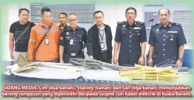  ??  ?? SIDANG MEDIA: Lim (dua kanan), Stanley (kanan) dan Tan (tiga kanan) menunjukka­n barang rampasan yang diperolehi daripada suspek curi kabel elektrik di Kuala Baram.