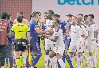  ?? API ?? Inconvenie­nte. Los jugadores de Emelec y Liga de Quito tuvieron problemas al finalizar el partido en el Rodrigo Paz Delgado.