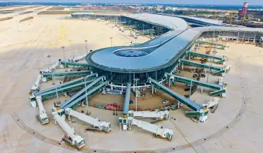  ??  ?? Vue aérienne de la phase 2 du projet d’agrandisse­ment de l’Aéroport internatio­nal de Haikou Meilan (Hainan) le 15 avril 2020