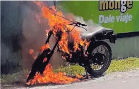  ?? ALFONSO QUESADA / ARCHIVO. ?? Los bomberos apagaron la moto.