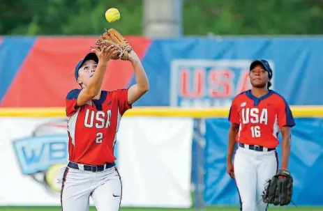  ?? TERRY, THE OKLAHOMAN]
[PHOTO BY BRYAN ?? United States’ Ali Aguilar, left, catches a fly ball as Michelle Moultrie watches during the World Cup of Softball game vs. Japan on Friday.