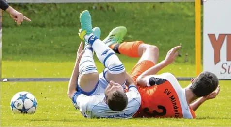  ?? Foto: Ernst Mayer ?? Bitter für den FC Günzburg: Mario Baumgärtne­r (links) fällt nach einem Foul wochenlang aus. Genützt hat es wenig. Gegen Andreas Schiefele (rechts) und den SV Mindelzell reichte es nur zu einem 1:1.