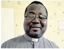  ??  ?? L’abbé Mathias Ndiaye vient apporter son concours sacerdotal pour l’ensemble des trois paroisses de la Châtaigner­aie.